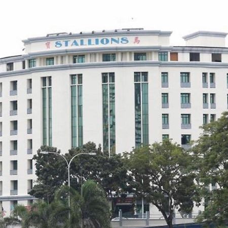 Stallions Suites Penang Jelutong Екстер'єр фото