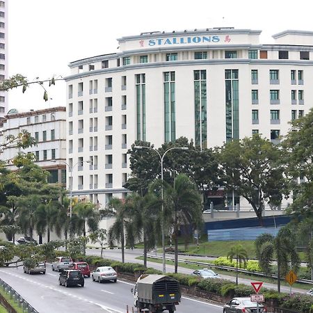 Stallions Suites Penang Jelutong Екстер'єр фото