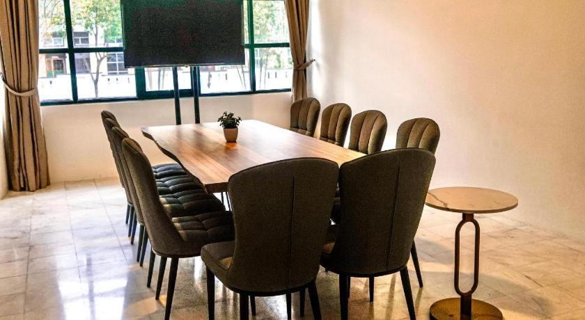 Stallions Suites Penang Jelutong Екстер'єр фото