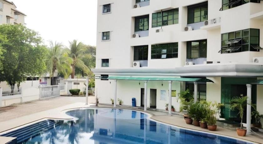 Stallions Suites Penang Jelutong Екстер'єр фото