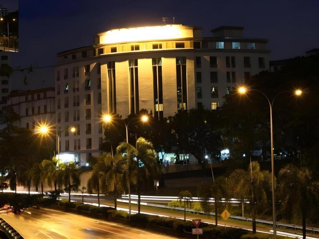 Stallions Suites Penang Jelutong Екстер'єр фото